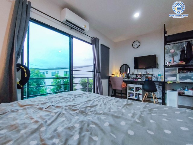 *****ทาวน์โฮม 3 ชั้นมือสอง ม.บ้านกลางเมือง ราชพฤกษ์-รัตนาธิเบศร์ บ้านสวยพร้อมเข้าอยู่ เนื้อที่ 19.1 ตร.ว. ฟังก์ชัน 3 ห้องนอน 3 ห้องน้ำ 2 ที่จอดรถ แถมฟรี !! เครื่องปรับอากาศ 3 เครื่อง, เครื่องทำน้ำอุ่น 2 เครื่อง เชื่อมต่อทั้งถนนงามวงศ์วาน, ถนนรัตนาธิเบศร์, รถไฟฟ้าสายสีม่วง "สถานีบางรักใหญ่"